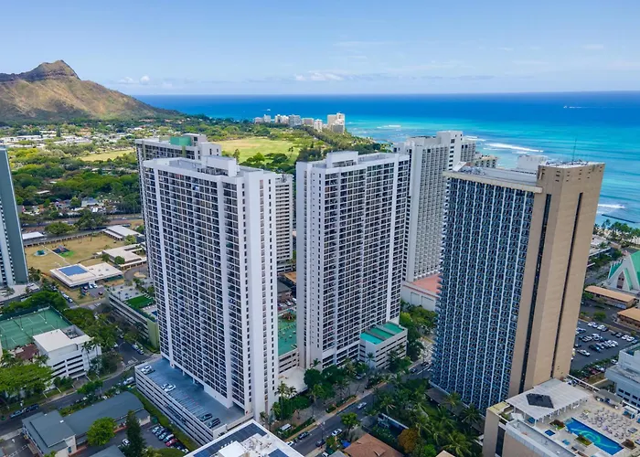 Upscale Penthouse With Ocean Views & Free Parking!