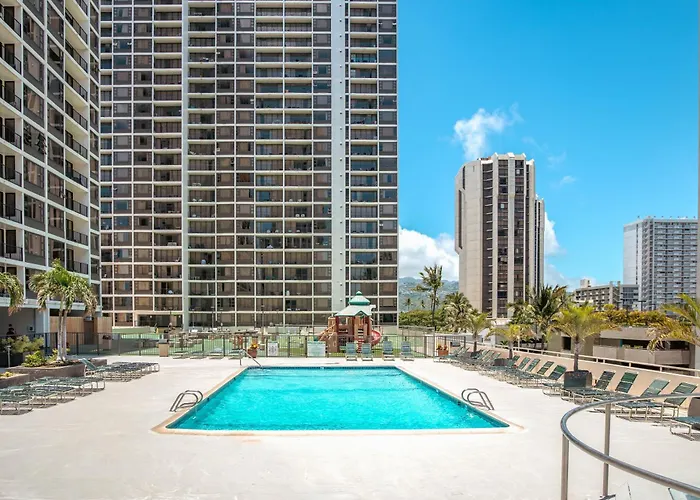 Upscale Penthouse With Ocean Views & Free Parking!