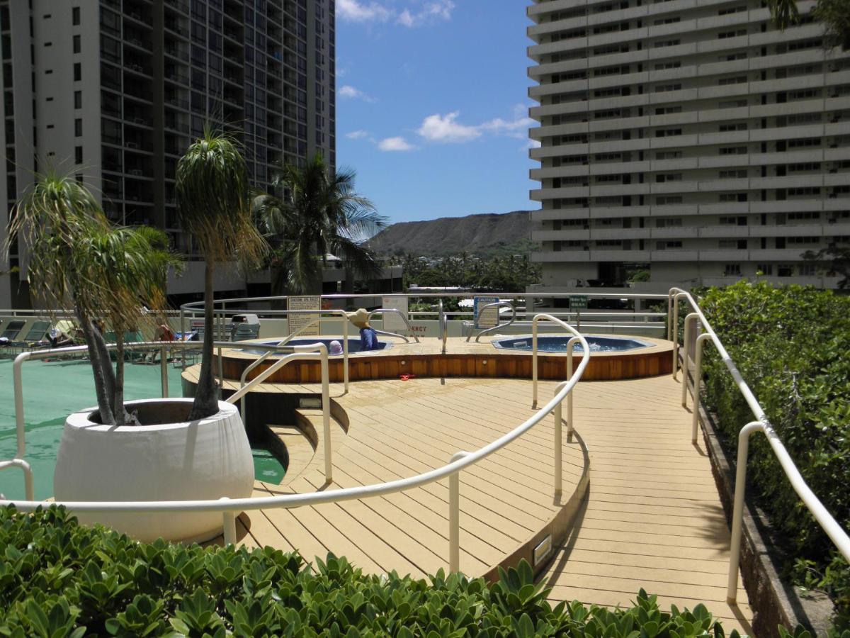 Upscale Penthouse With Ocean Views & Free Parking! Appartement
