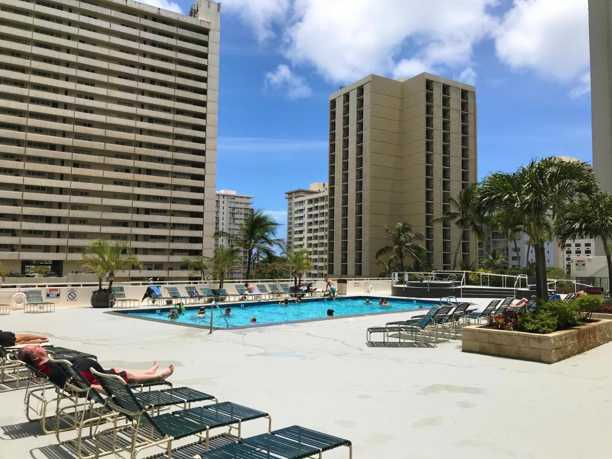Upscale Penthouse With Ocean Views & Free Parking! Appartement