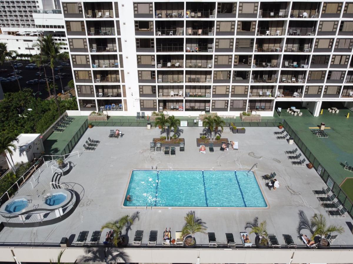 Upscale Penthouse With Ocean Views & Free Parking! Appartement