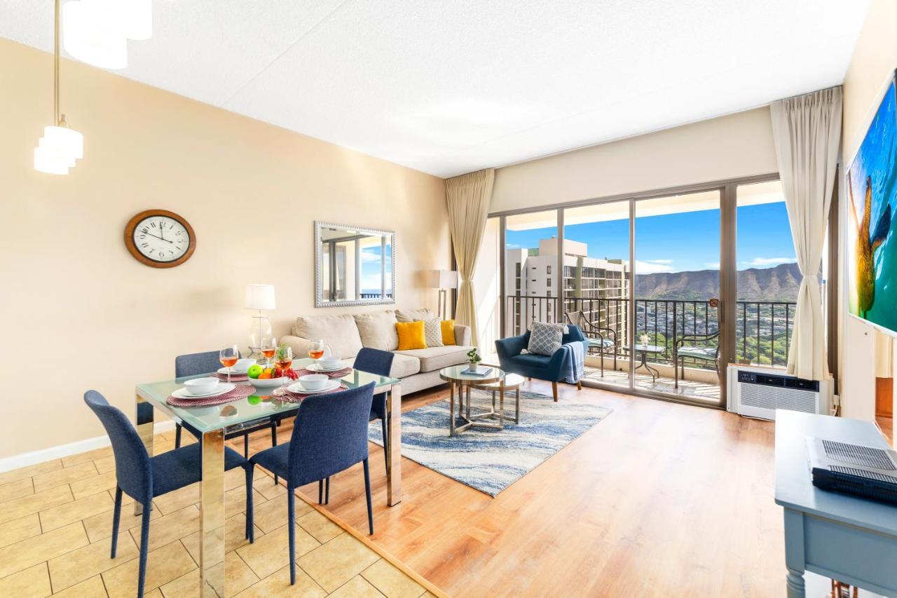 Upscale Penthouse With Ocean Views & Free Parking! Appartement