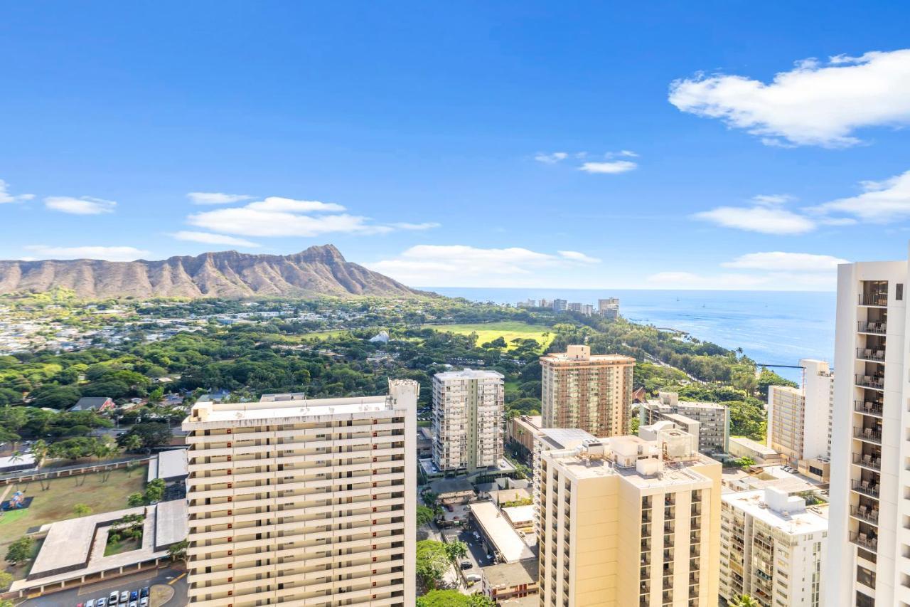 Upscale Penthouse With Ocean Views & Free Parking! Appartement