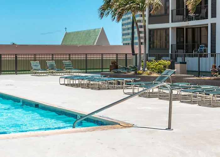 Upscale Penthouse With Ocean Views & Free Parking!